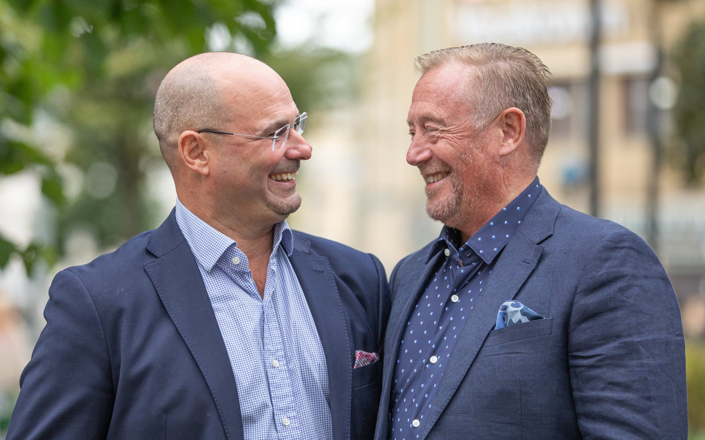 Omar och Lars skrattar tillsammans