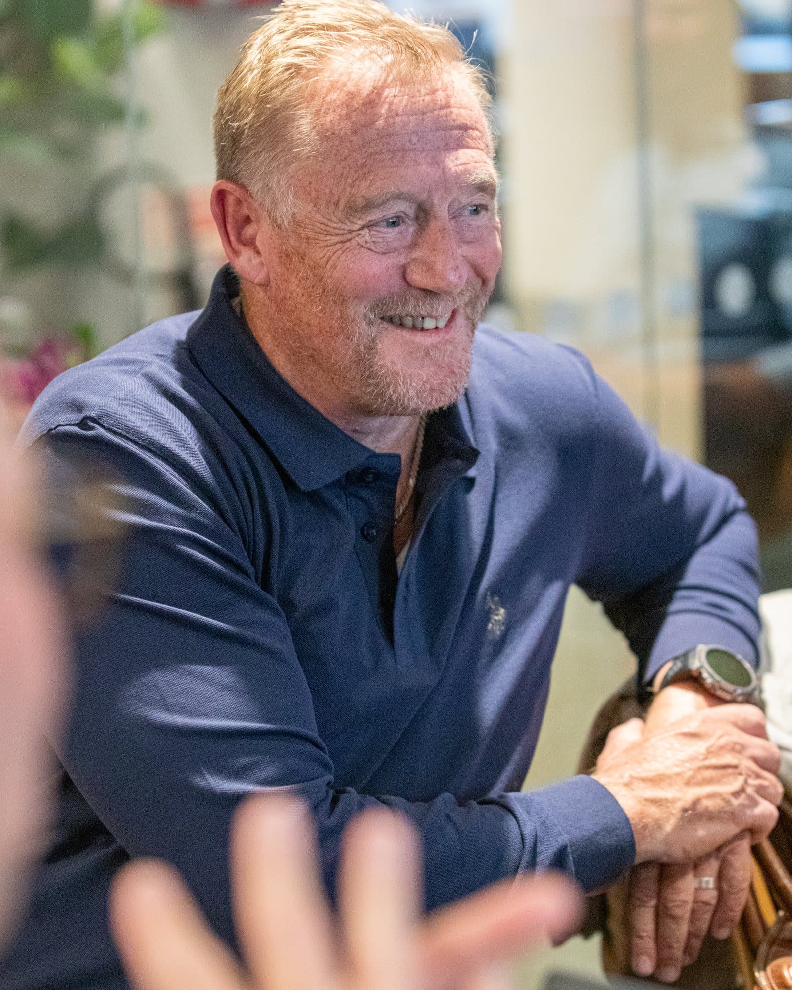 Lars Ohlson lyssnar i ett möte
